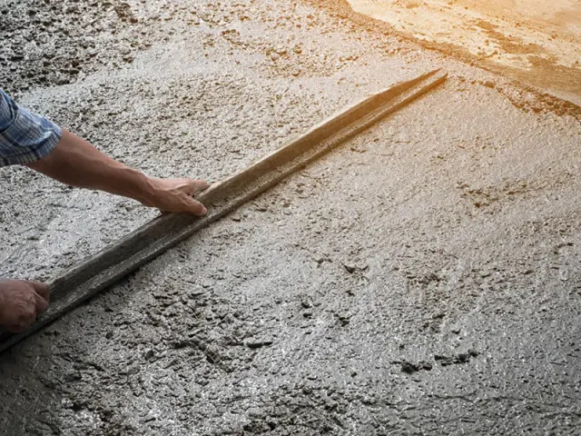 Mann glättet Betonguss